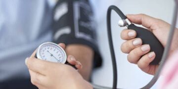 ما المعدل الطبيعي لضغط الدم في الساق والذراع؟.. استشاري يوضح