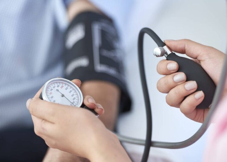 ما المعدل الطبيعي لضغط الدم في الساق والذراع؟.. استشاري يوضح