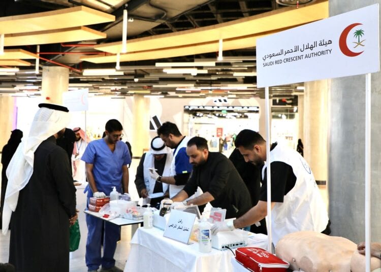 الهلال الأحمر بمنطقة عسير يُنظم معرضًا توعويًا بمناسبة اليوم العالمي للسكري
