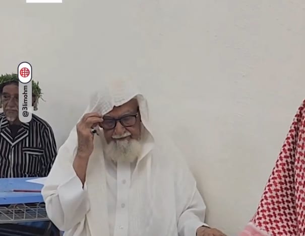 سعودي في الثمانينيات يخطف الأنظار أثناء مشاركته في اختبارات المرحلة الثانوية.. شاهد التفاصيل (فيديو)