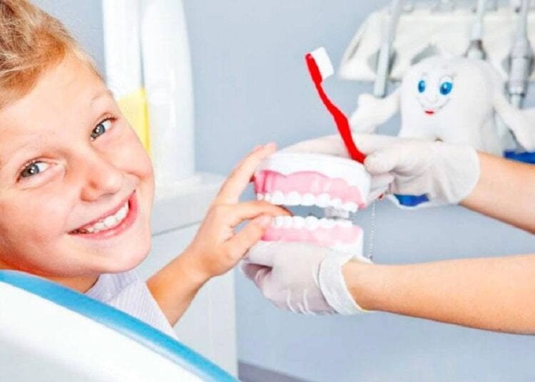 تجنب الحلويات واستخدام الخيط السني.. إليك طرق الحفاظ على صحة أسنان الأطفال