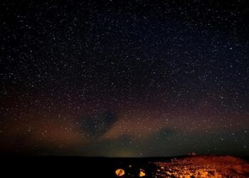 سماء منطقة الحدود الشمالية تشهد ظاهرة الشفق الفلكي الفريدة