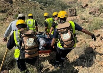 "المدني" ينقذ شخصًا عالقًا بمرتفع جبلي في الطائف
