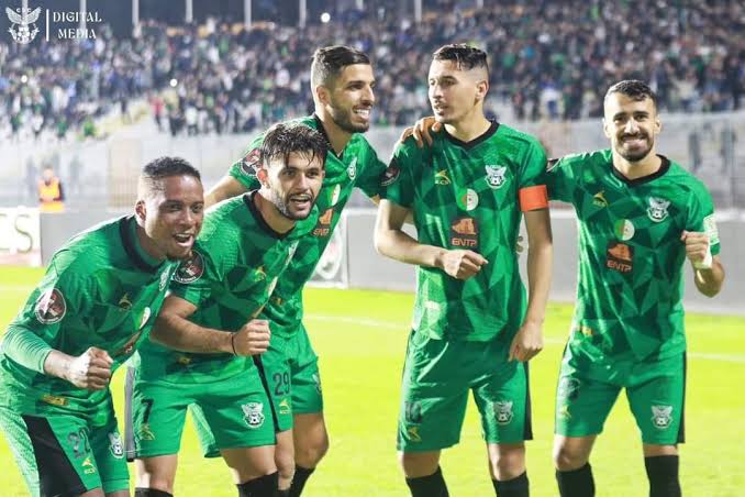 فريق شباب قسنطينة ينفرد بصدارة الدوري الممتاز لكرة القدم في الجزائر