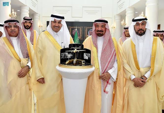 أمير نجران يُدشن عددًا من المشروعات البلدية ويضع حجر الأساس لمشاريع استثمارية بالمنطقة