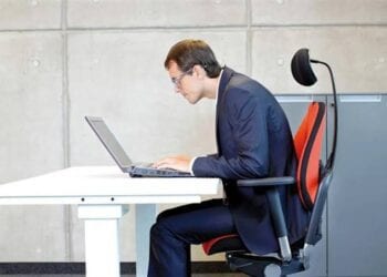 مختص: الجلوس لساعات طويلة أثناء العمل قد يسبب سكتة دماغية