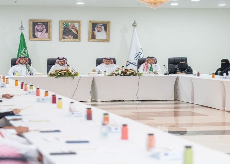 محافظ "منشآت" يلتقي مسؤولي غرفة جازان ورواد الأعمال في المنطقة