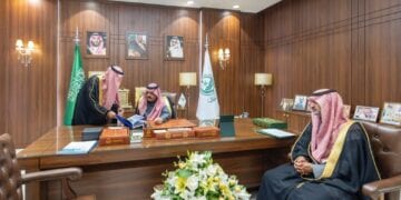 أمير حائل” يطلع على التقرير السنوي للتجمع الصحي بحائل لعام 2024م وخطط المستقبل