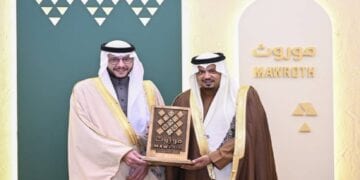 الأمير سعود بن نهار يشهد توقيع شراكة بين موروث ومركز النادر للصقور