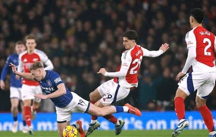 الدوري الإنجليزي.. أرسنال يتقدم للوصافة بفوزه على إيبسويتش تاون بهدف