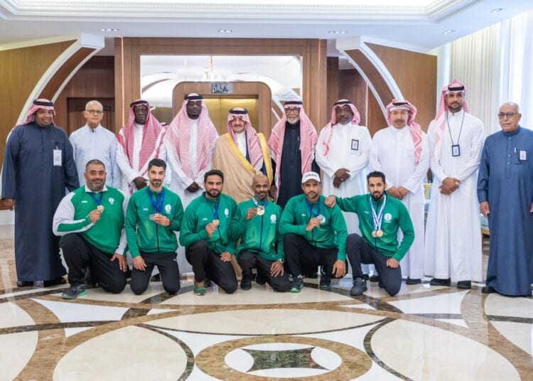 أمير المنطقة الشرقية يُكرّم لاعبي منتخب الأساتذة لألعاب القوى