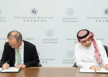 "محافظ البنك المركزي السعودي يلتقي محافظ سلطة النقد في هونج كونج لتعزيز التعاون المشترك"