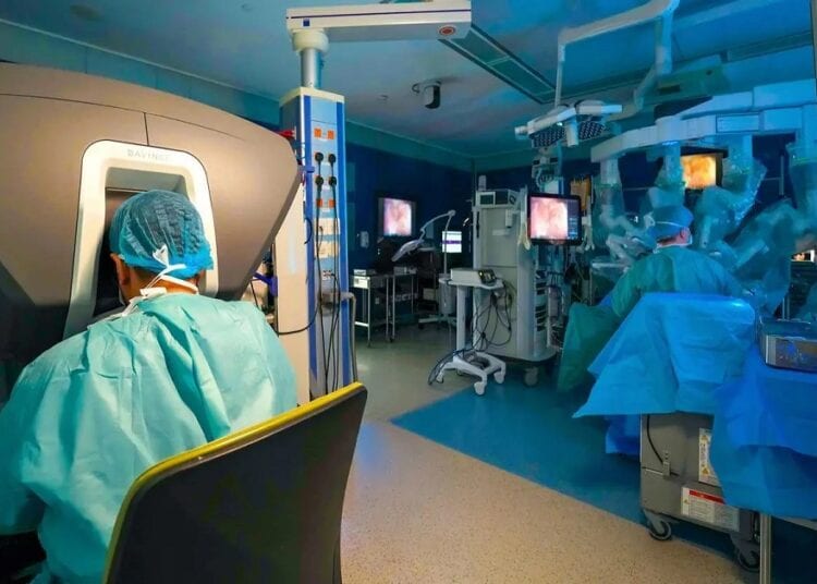 "مستشفى التخصصي بجدة ينجح في إجراء أول عملية زراعة كبد روبوتية في المنطقة الغربية"