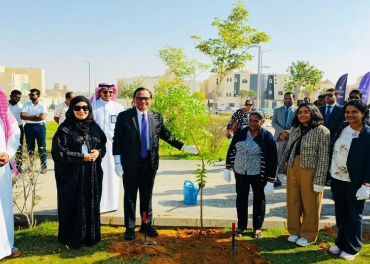 "دبلوماسيون سريلانكيون يطلقون مبادرة لزراعة الأشجار في الرياض"