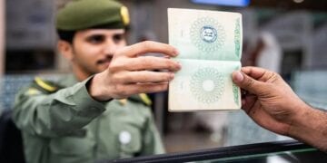 السعودية ترحب بزائريها بختم جديد: «أهلاً بالعالم»