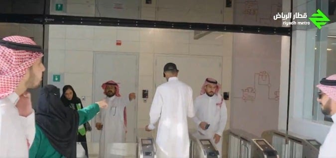 ركاب قطار الرياض: الوصول إلى الوجهات اليومية صار أسهل وأسرع (فيديو)