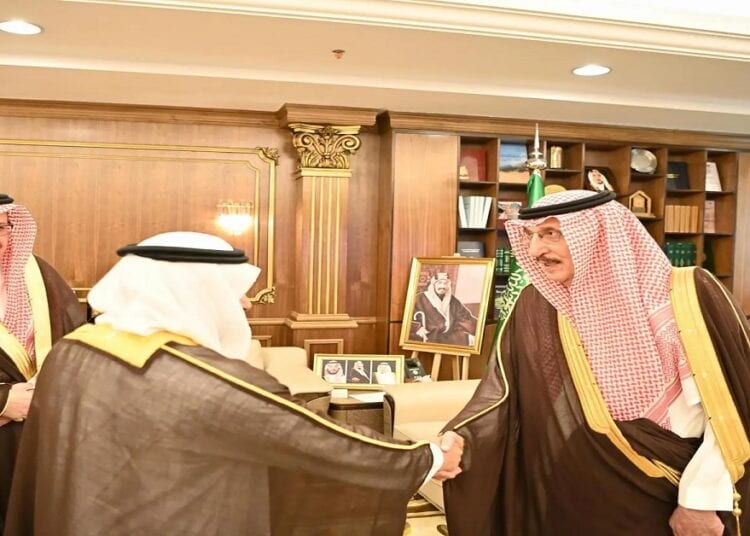 أمير جازان يستقبل رئيس كلية منار الجنوب للعلوم والتقنية