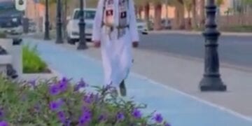 شاهد.. رحالة من ‎سلطنة عمان يقطع 4 آلاف كم سيرا على الأقدام قبل الوصول إلى ‎المدينة المنورة