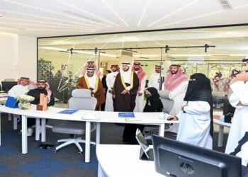 "محافظ الطائف يطلع على المشاريع التطويرية لمستشفى الطائف التخصصي"