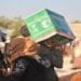 مركز الملك سلمان يوزع 1,494 سلة غذائية وحقائب صحية في إدلب السورية