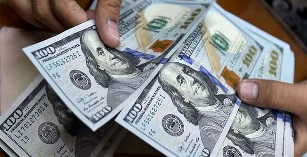 الدولار يقترب من تسجيل أعلى مستوى في عامين