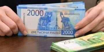 المركزي الروسي يخفض سعر الروبل مقابل العملات الرئيسية