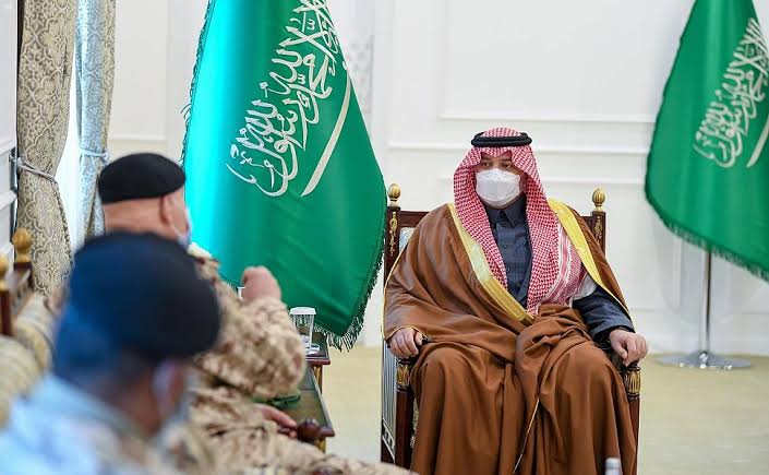 أمير الحدود الشمالية يستقبل رئيس الجهاز العسكري بوزارة الحرس الوطني