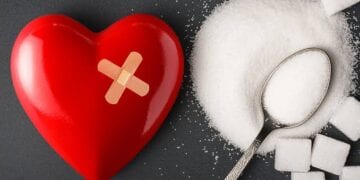 يسبب أمراض القلب ويؤدي لزيادة الوزن.. مختص يكشف أضرار السكر على الصحة