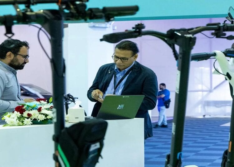 المشاركون في معرض فرص الاستثمار في النقل والمواصلات يستعرضون تعزيز قطاع النقل والخدمات اللوجستية في المملكة