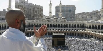 **رئيس الهيئة الملكية لتطوير مكة المكرمة يناقش مع "الهلال الأحمر" جهود الابتكار في خدمة ضيوف الرحمن**