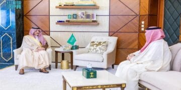 أمير الشرقية يستقبل مدير الإقليم الشرقي للمناطق بشركة "STC"
