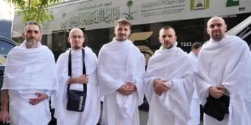 الدفعة الثانية من ضيوف برنامج خادم الحرمين يغادرون إلى مكة لأداء العمرة