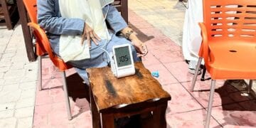 مستشفى الملك عبد العزيز يُنظم مبادرة توعوية عن ضغط الدم في حديقة الأمير ماجد