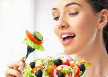 أخصائية: ‏تناول الخضروات مهم جدا.. والأكل البطيء للوجبات يساعد على تفادي زيادة الوزن