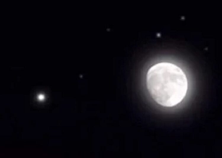 مشاهد رائعة: القمر يقترن بكوكب زحل في سماء الليل