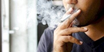 مختص: التدخين يحتوي على 64 مادة مسرطنة.. وهو من مسببات السرطان بشكل عام