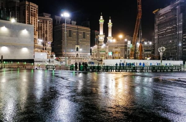 مكة المكرمة.. أمطار وسيول ورياح تشهدها العاصمة المقدسة