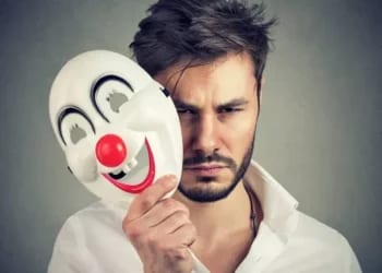 الاكتئاب المبتسم: قناع السعادة يخفي معاناة نفسية عميقة