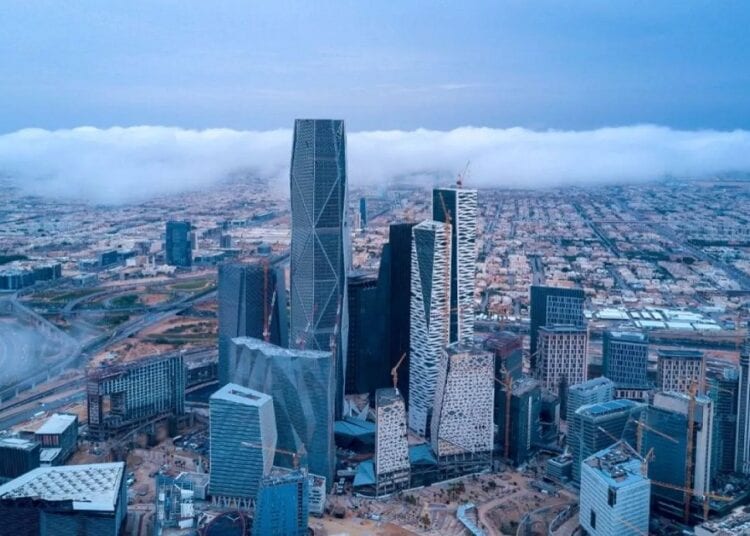 “السعودية ترتب تسهيلات ائتمانية بـ 2.5 مليار دولار لتمويل الميزانية”