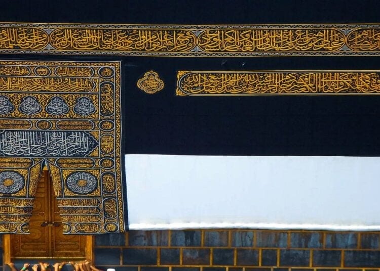 لأول مرة: عرض كامل لكسوة الكعبة خارج مكة المكرمة