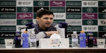 جيرارد يستبعد إكامبي من مواجهة الاتفاق والأهلي