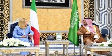 رئيسة وزراء إيطاليا تصل إلى جدة في زيارة رسمية لتعزيز العلاقات الثنائية