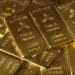 الذهب يتراجع متأثرًا بارتفاع الدولار وترقب قرارات الفيدرالي الأمريكي