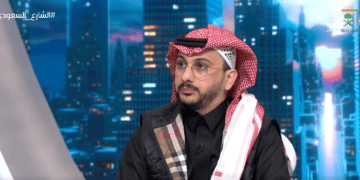 مستشار قانوني: تفتيش الزوجة هاتف زوجها أو العكس جريمة في هذه الحالة