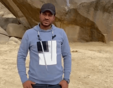 رسام يمني يحول صخور جبلية جنوب المملكة إلى رسومات تشكيلية (فيديو)