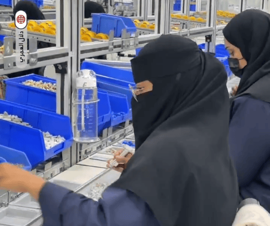 تمكين المرأة.. فنيات سعوديات يعملن على خطوط الإنتاج بتصنيع الكهربائيات