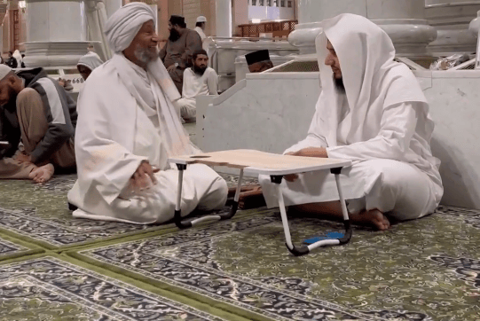 مثابرة بساحة العلم.. قصة أكبر طالب في حلقات المسجد النبوي (تفاصيل)