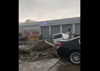 البرق يضرب محطة وقود في جدة.. شاهد ماذا حدث