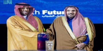 أمير القصيم يكرّم التأمينات الاجتماعية لدعمها ملتقى “فرصتي”