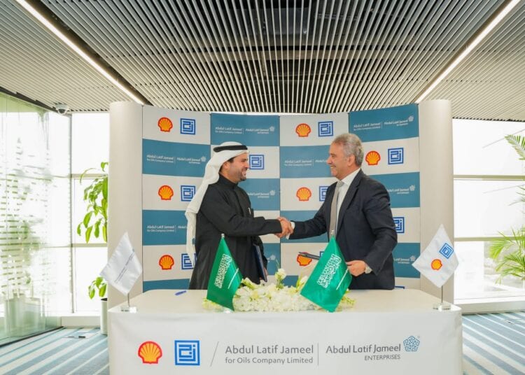 شركة الجميح وشل لزيوت التشحيم” توقع اتفاقية توريد زيوت تويوتا الأصلية مع عبد اللطيف جميل للزيوت في المملكة العربية السعودية
